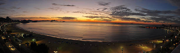 du soleil sur la plage de copacabana (vue panoramique) - water wave sea tranquil scene photos et images de collection