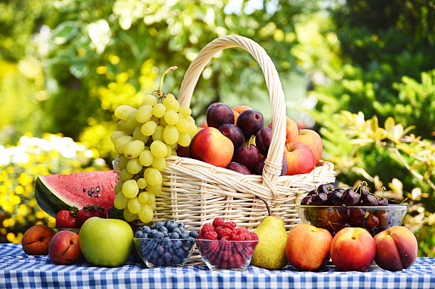 新鮮なオーガニックフルーツのバスケットの庭 - plum fruit basket wicker ストックフォトと画像