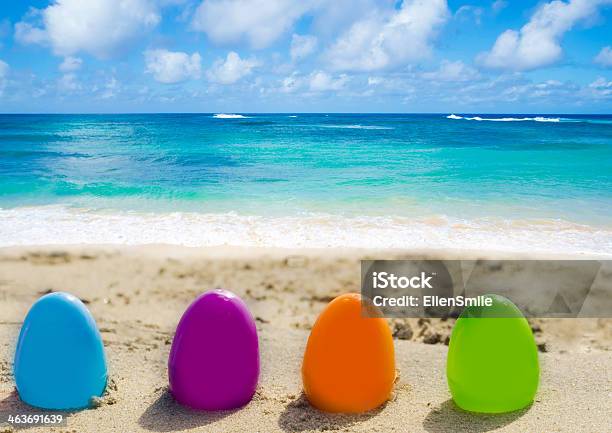 Easter Eggs On The Strand Stockfoto und mehr Bilder von Beige - Beige, Bildhintergrund, Blau