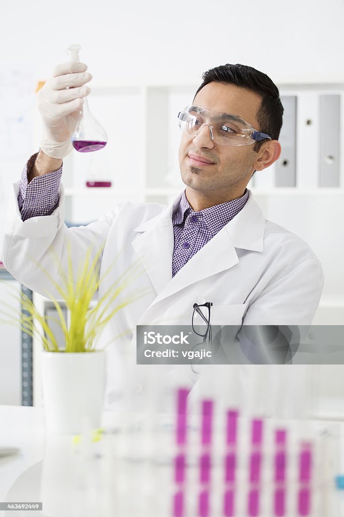 Middle Eastern cientista trabalhando em um laboratório. - Foto de stock de 30 Anos royalty-free