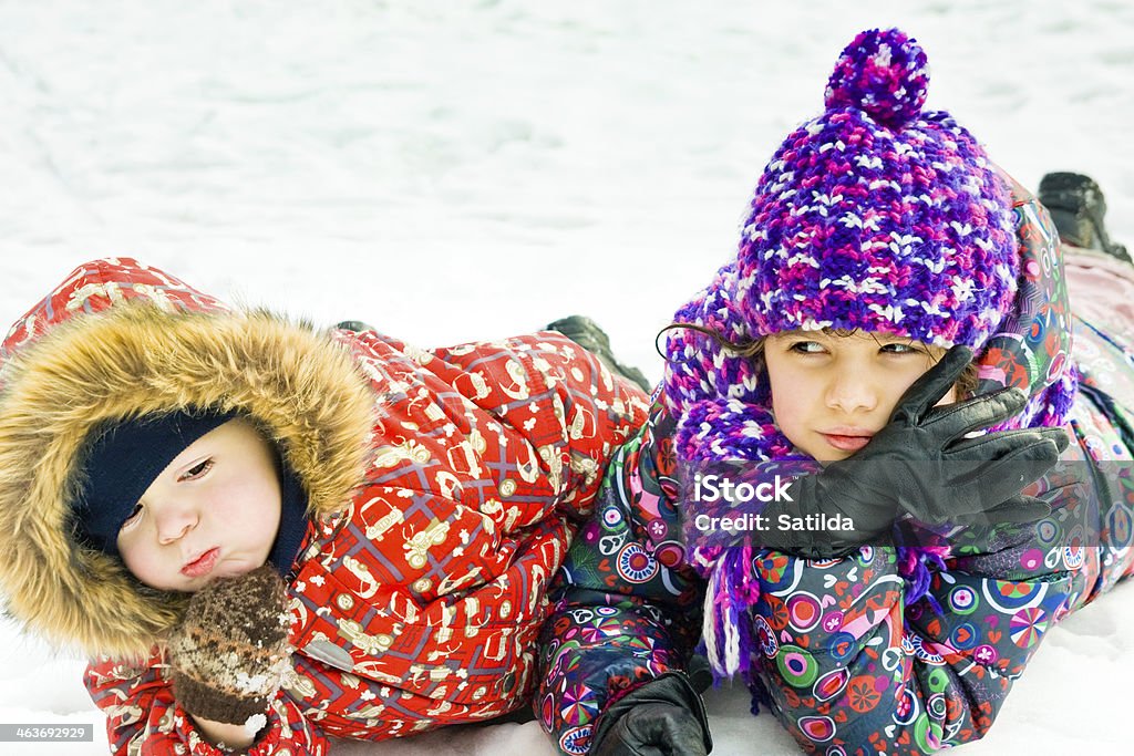 Bambini che giocano sulla neve in inverno tempo - Foto stock royalty-free di Adolescente