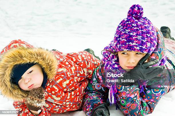 Bambini Che Giocano Sulla Neve In Inverno Tempo - Fotografie stock e altre immagini di Adolescente - Adolescente, Allegro, Ambientazione esterna
