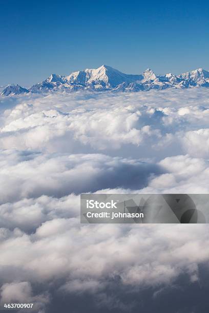 Montagna - Fotografie stock e altre immagini di Cielo - Cielo, Colore descrittivo, Composizione verticale