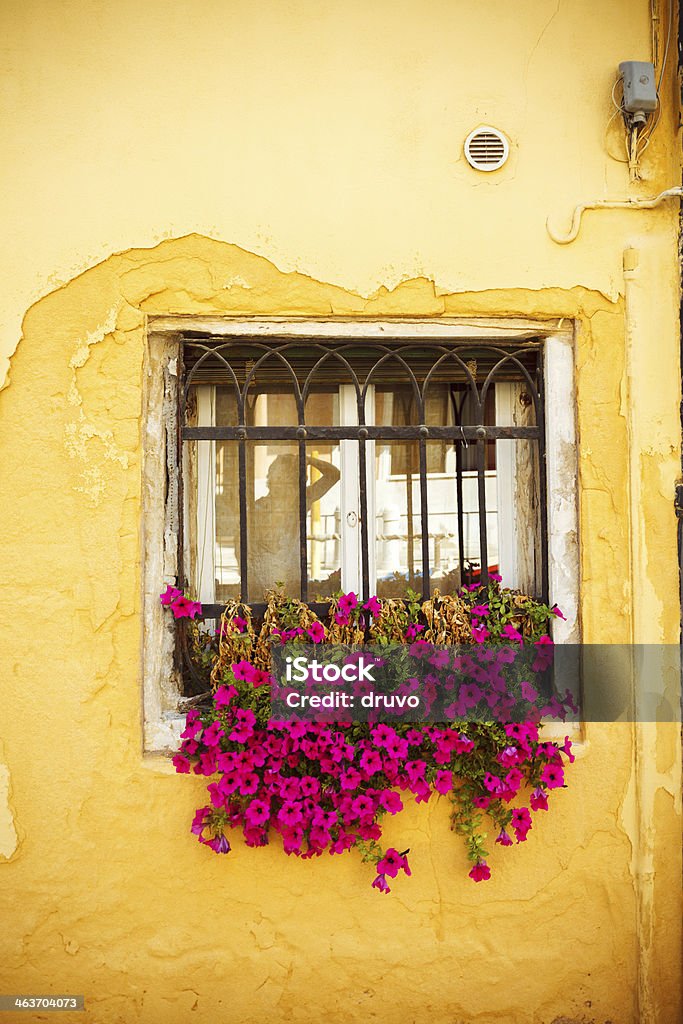 Antigua ventana en Venecia, Italia - Foto de stock de Agrietado libre de derechos