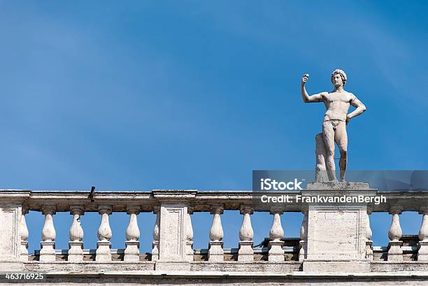 Foto de Estátua De Jovem Com Maçã e mais fotos de stock de Arquitetura - Arquitetura, Capitais internacionais, Cultura Italiana