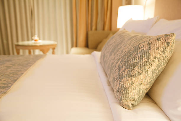 高級枕と装飾のベッド - bedroom authority bed contemporary ストックフォトと画像