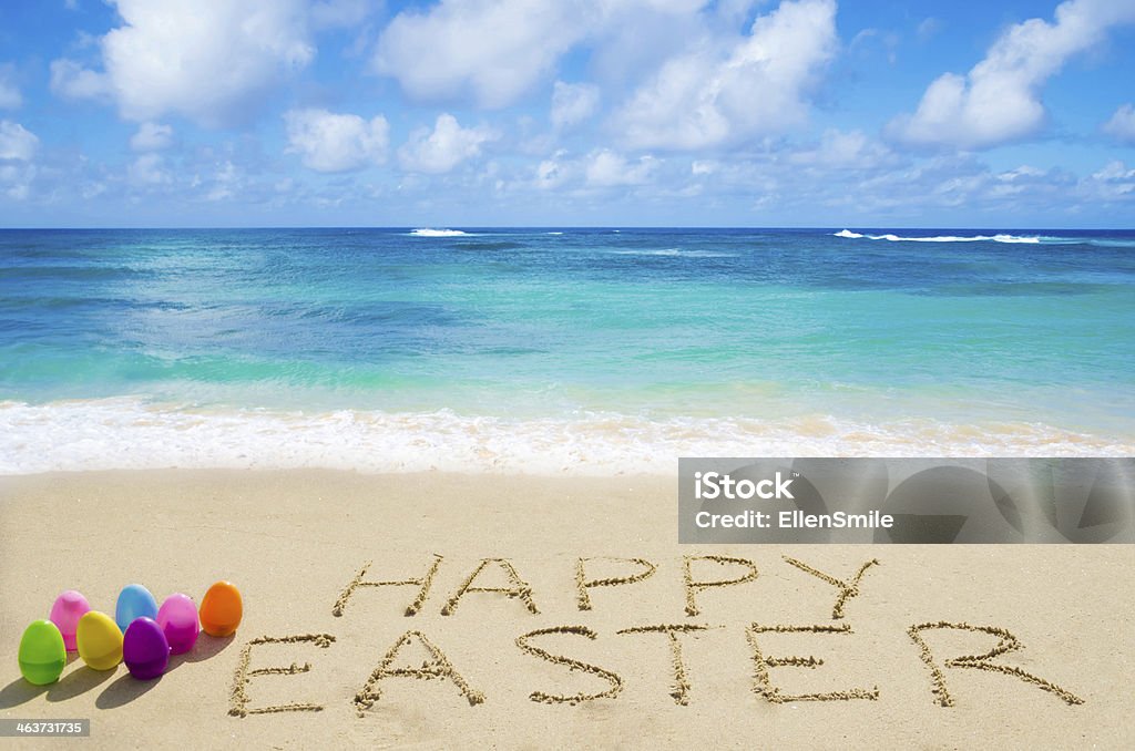 - Frohe Ostern mit Eiern auf den Strand - Lizenzfrei Ostern Stock-Foto