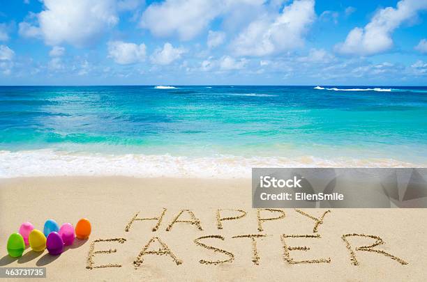 Sinal De Páscoa Feliz Com Ovos Na Praia - Fotografias de stock e mais imagens de Páscoa - Páscoa, Praia, Ovo de Páscoa