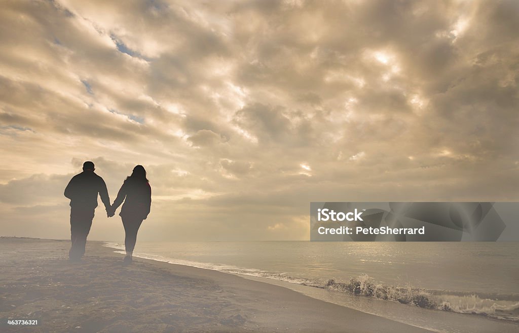 Casal Andar de mãos dadas em uma misty beach - Royalty-free Azul Foto de stock