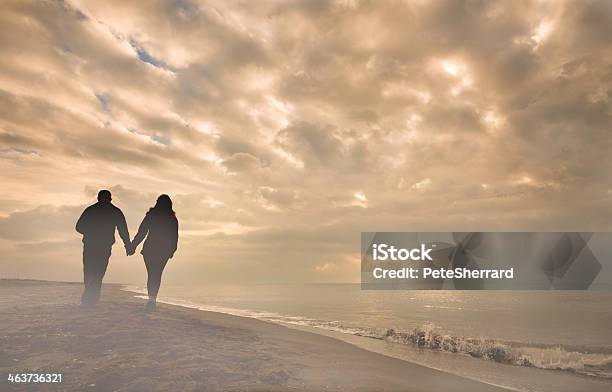 Casal Andar De Mãos Dadas Em Uma Misty Beach - Fotografias de stock e mais imagens de Azul - Azul, Céu, Homens