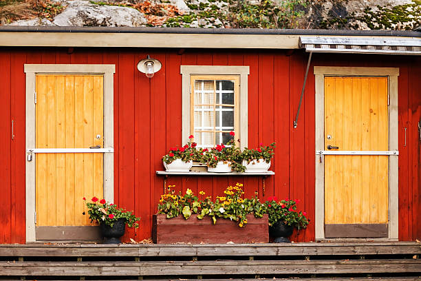 ウッドハウスの - barn red old door ストックフォトと画像