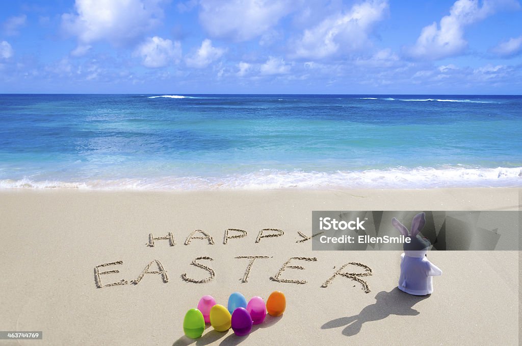 Знак счастливой Пасхи с кролик на пляже - Стоковые фото Пасха роялти-фри