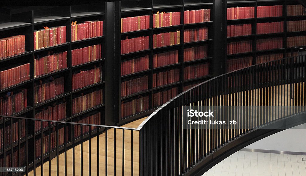 Libros antiguos en la biblioteca de MODERNA - Foto de stock de Biblioteca de derecho libre de derechos