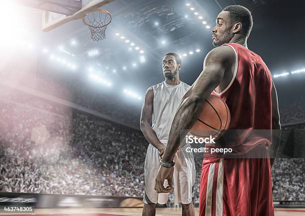 Konkurrenten Basketballspieler Vor Dem Spiel Stockfoto und mehr Bilder von Basketball - Basketball, Basketball-Spielball, Menschenmenge