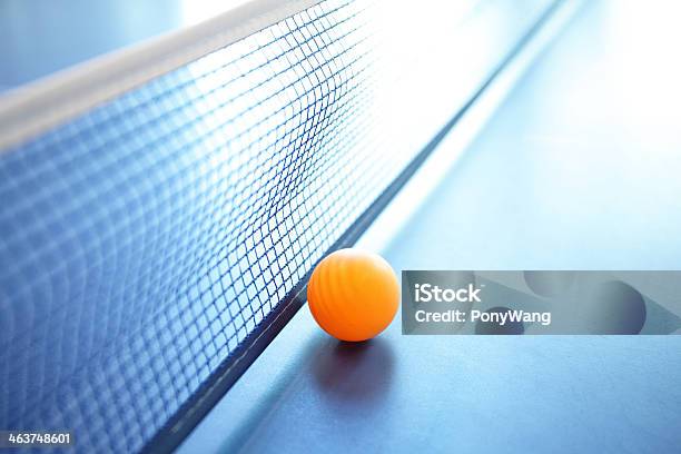 Оранжевый Теннисный Мяч На Голубой Таблица — стоковые фотографии и другие картинки В помещении - В помещении, Веселье, Горизонтальный