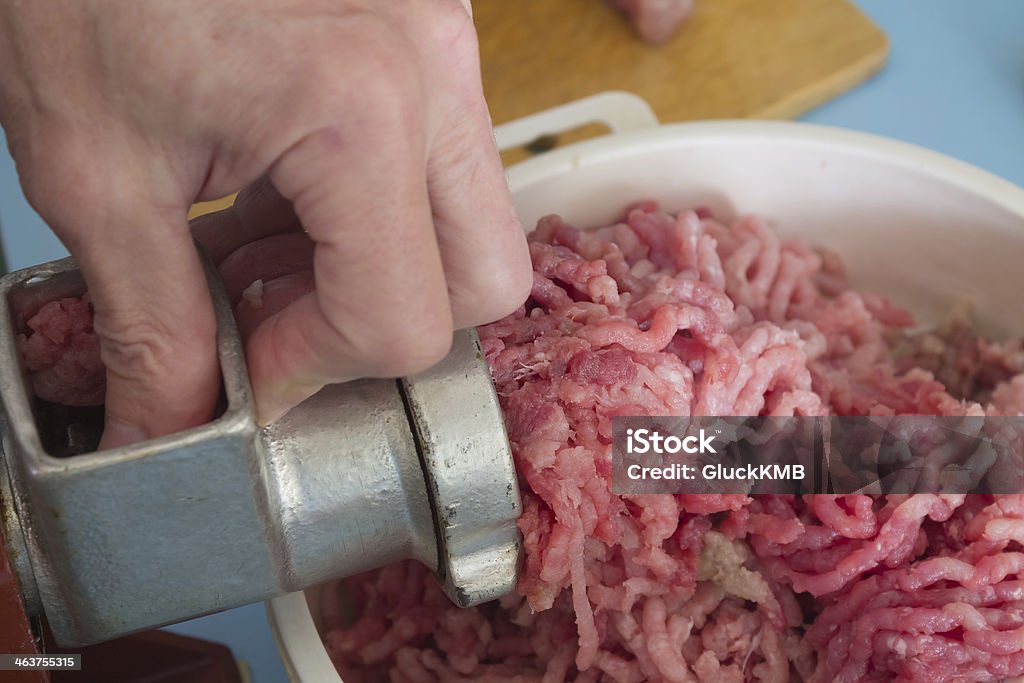 Agregar ingredientes para trituradora de carne - Foto de stock de Acero libre de derechos