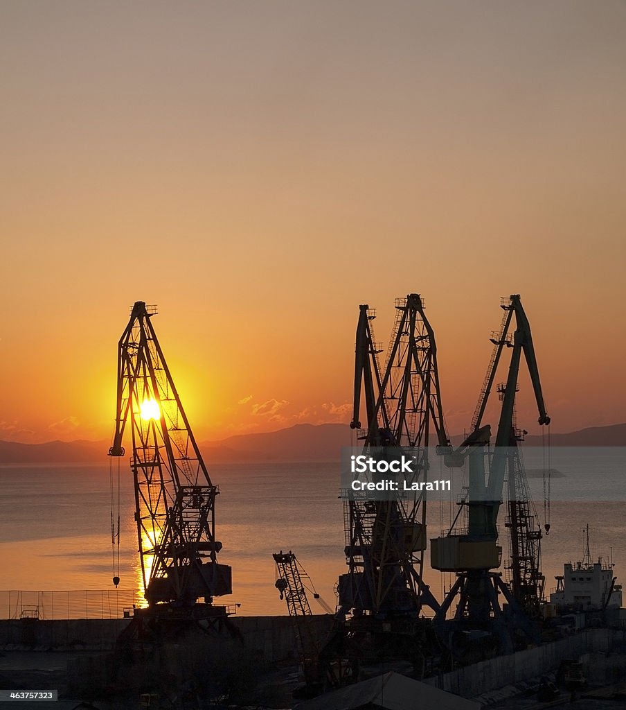 Gantry grúa en un fondo de sol naciente - Foto de stock de Agua libre de derechos