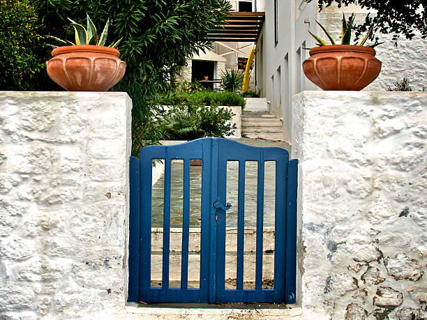 vasijas (recipientes) en ambos lados de la puerta pequeña - scenics multi colored greece blue fotografías e imágenes de stock