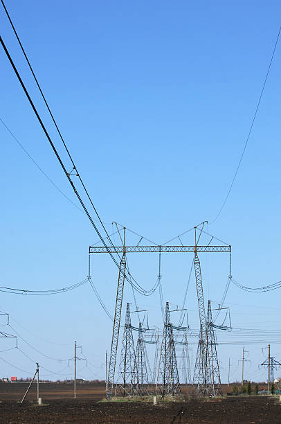 electric post in einem feld und blauer himmel - nonconductor stock-fotos und bilder