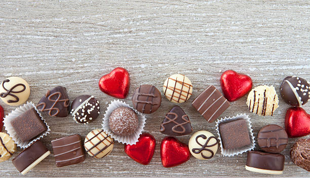 ассортимент шоколада - valentines candy стоковые фото и изображения