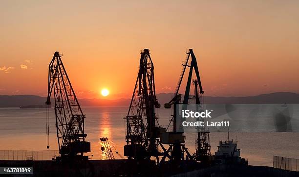 Port Gru Sullo Sfondo Di Sole Nascente - Fotografie stock e altre immagini di Acqua - Acqua, Alba - Crepuscolo, Ambientazione esterna