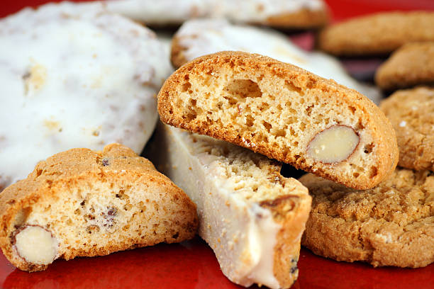 cookies und cantuccini - biscotti stock-fotos und bilder