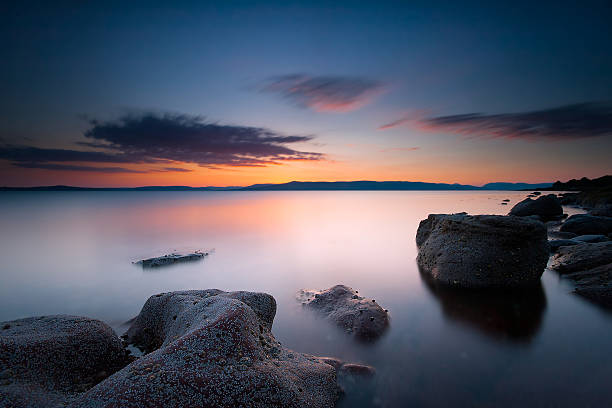 szkocja, zachód słońca. - multiple exposure long sea water zdjęcia i obrazy z banku zdjęć