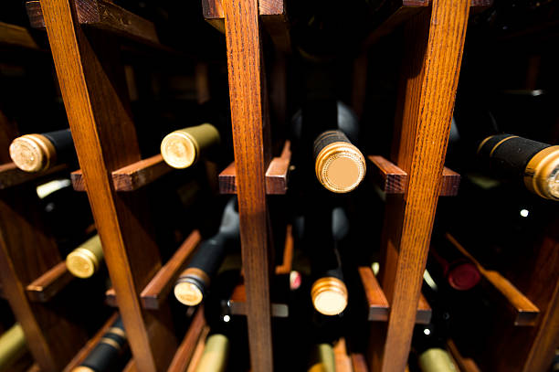 botellas de vino - wine wine rack liquor store bar fotografías e imágenes de stock