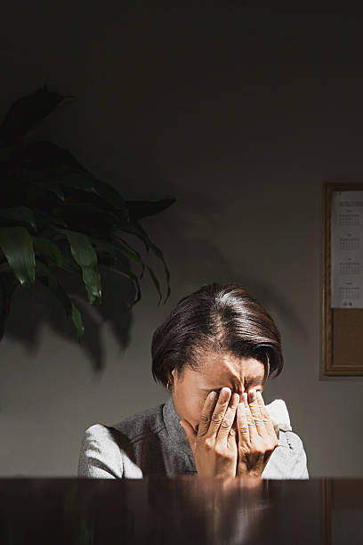 mulher de negócios com as mãos na cabeça - heat effort emotional stress business imagens e fotografias de stock