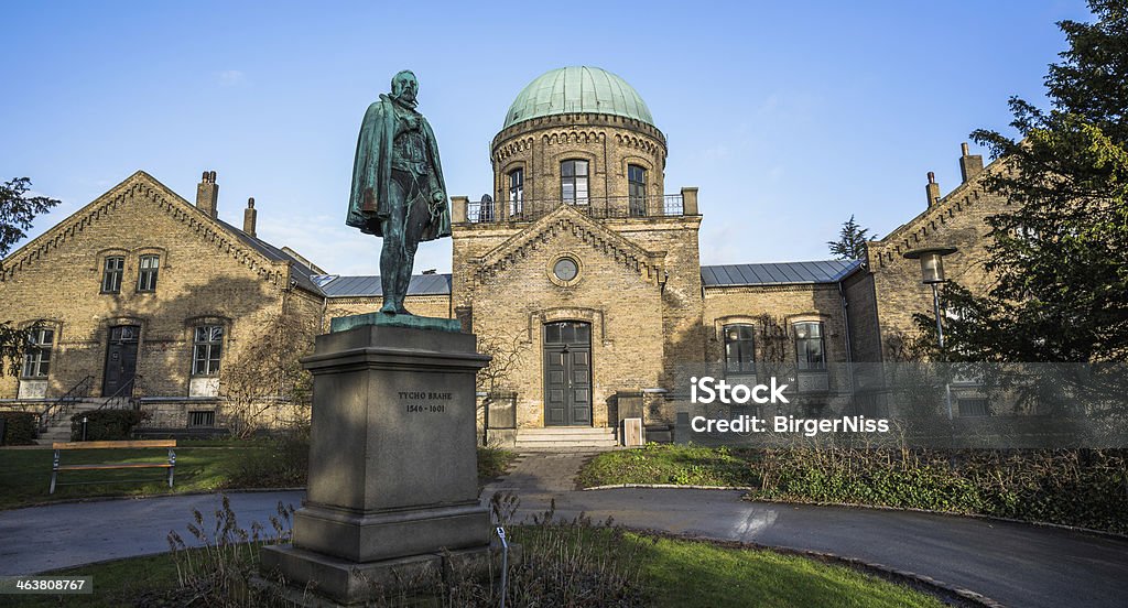 Tycho Brahe перед Копенгагене Университет астрономическая обсерватория. - Стоковые фото Обсерватория роялти-фри