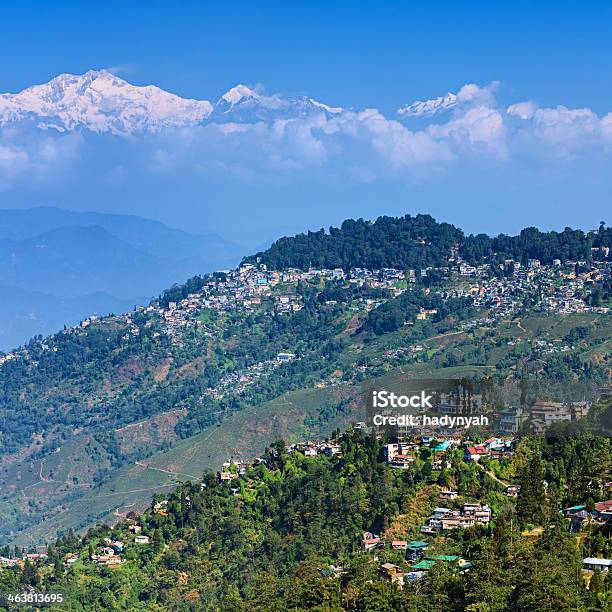 Vista Panorâmica De Darjeeling Com Monte Kanchengjunga No Fundo - Fotografias de stock e mais imagens de Darjeeling