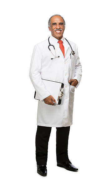 foto de cuerpo completo de latina médico con portapapeles - full length clipboard african ethnicity black fotografías e imágenes de stock