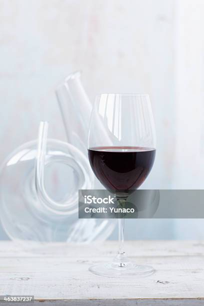 Licoreira Com Vinho Tinto E Vidro Sobre Um Fundo Rústico - Fotografias de stock e mais imagens de Abuso de Álcool