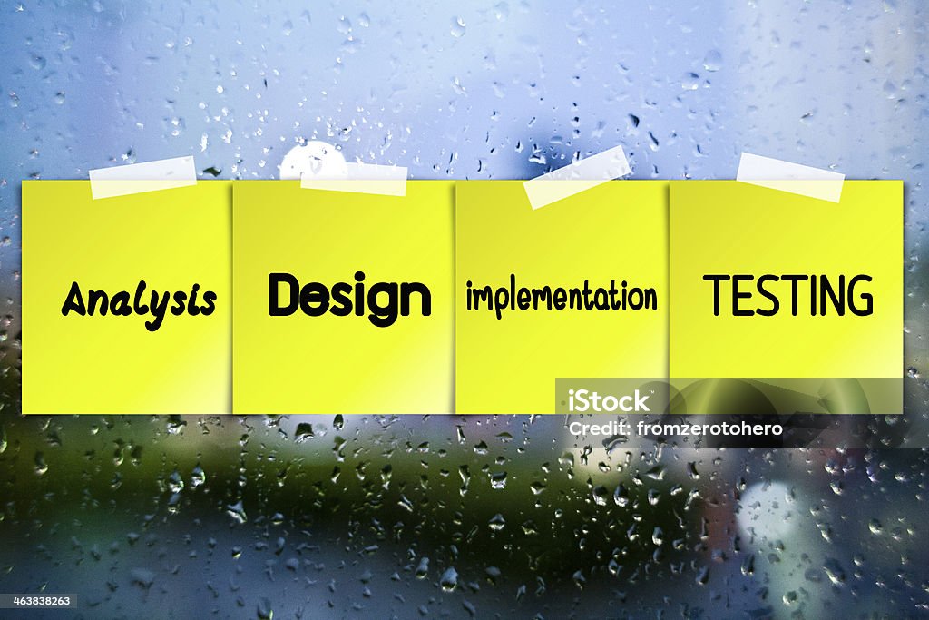 소프트웨어 프로세스 스티커 용지가 유리 낙하 저수시설 backgrou - 로열티 프리 마케팅 스톡 사진