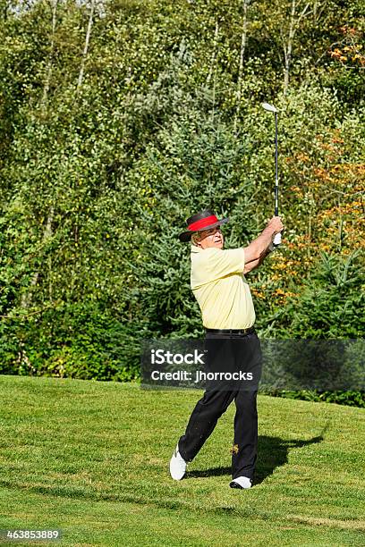 上級のゴルファースインギングクラブゴルフコース - 1人のストックフォトや画像を多数ご用意 - 1人, 60代, アクティブシニア