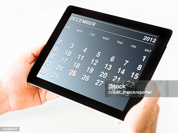 Foto de Homem Segurando Um Tablet Digital Com Calendário De Dezembro De 2012 e mais fotos de stock de 2012