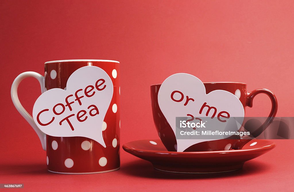 Café, thé ou de moi ? "message sur red mug et teacup-Expression anglo-saxonne - Photo de Amour libre de droits