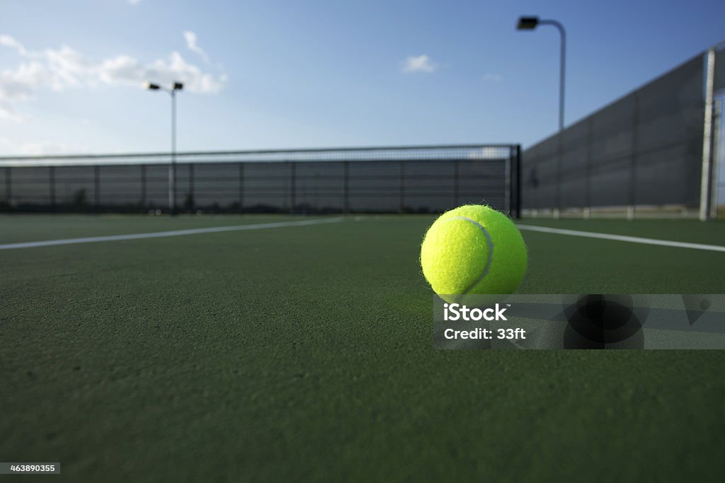 Tennis Ball on the Court - Стоковые фото Без людей роялти-фри