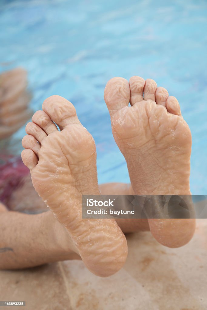 Füße herausstrecken Wasser, während Sie im Pool - Lizenzfrei Aktiver Lebensstil Stock-Foto