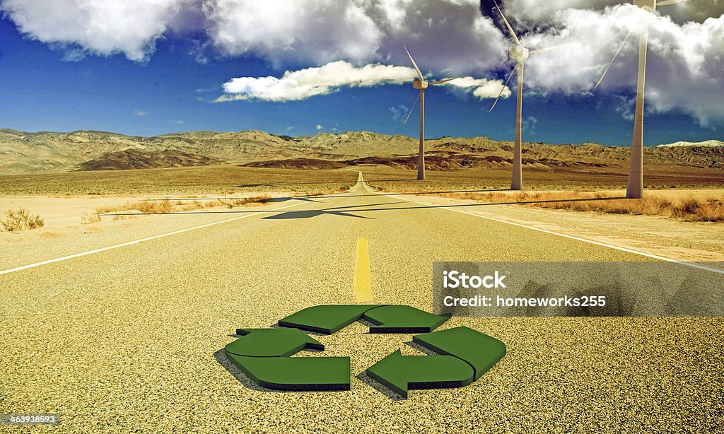 Reciclar sinal em uma estrada no deserto - Foto de stock de Pista Asfaltada royalty-free