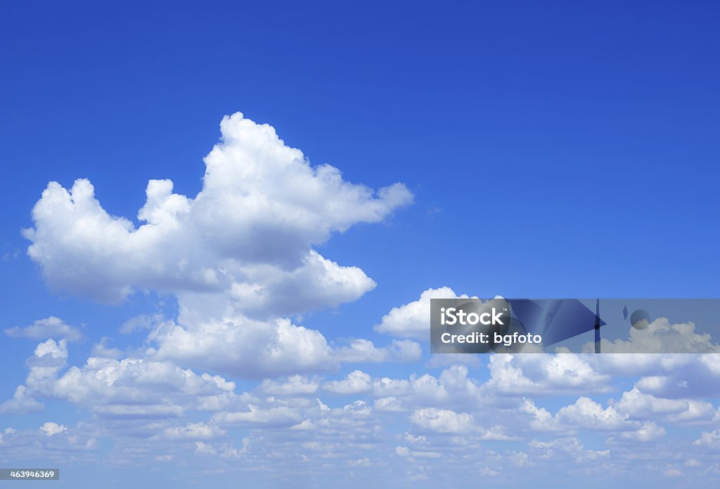 Cielo blu e nuvole - Foto stock royalty-free di A bioccoli