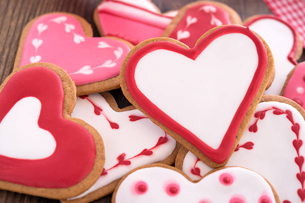 Biscotti a forma di cuore rosso - foto stock