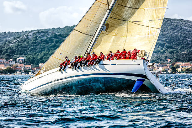 허드슨에서 촬영진 on 돛단배 동안 레가타 - sailboat sports race sailing yacht 뉴스 사진 이미지