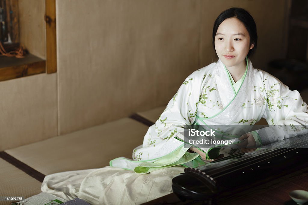 Cinese ragazza leggendo il Libro vecchio - Foto stock royalty-free di 16-17 anni