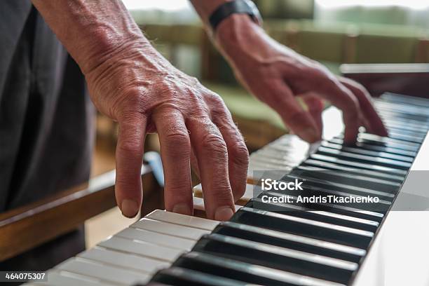 Ältere Mann Spielt Klavier Stockfoto und mehr Bilder von Alter Erwachsener - Alter Erwachsener, Klavier, Spielen