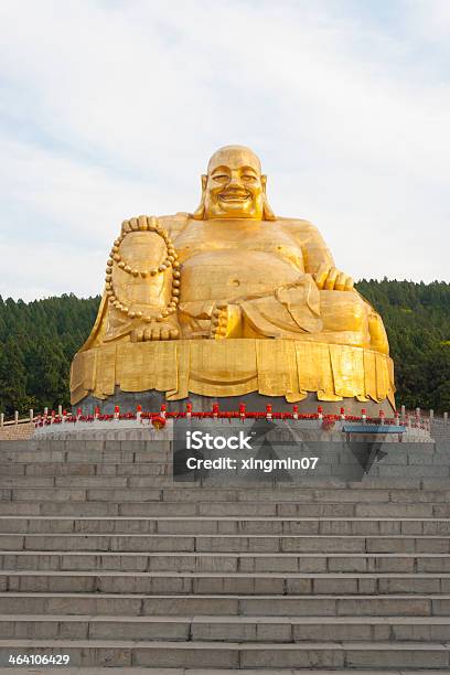 Gole Estatua De Buda Foto de stock y más banco de imágenes de Abalorio - Abalorio, Amarillo - Color, Amor - Sentimiento