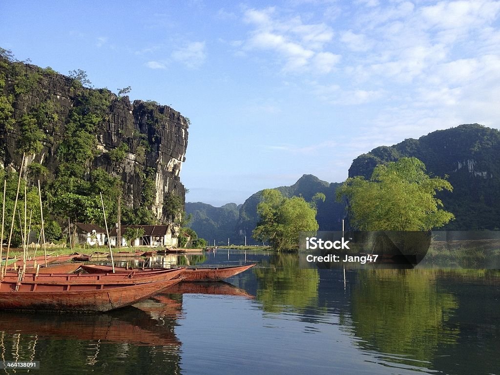 Риверсайд wharf в Ninhbinh рядом Гора для известняка - Стоковые фото Бамбуковый материал роялти-фри