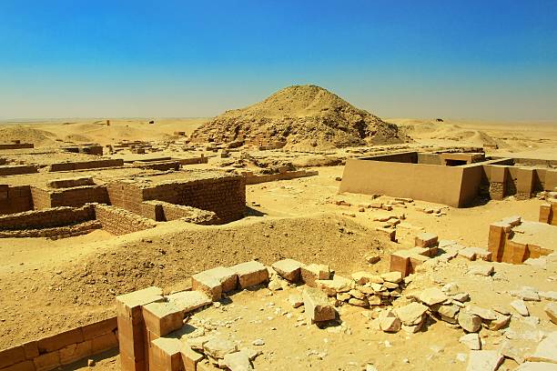 scavi vicino piramide dioser - saqqara foto e immagini stock