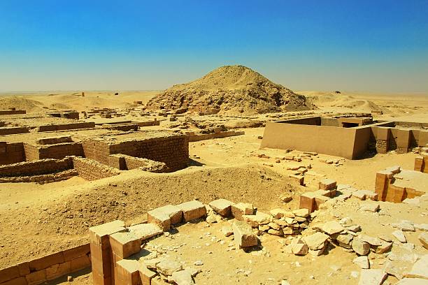 近くの遺跡群 dioser ピラミッド - saqqara ストックフォトと画像