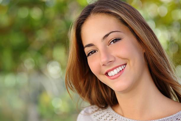 bela mulher sorriso branco conceito de cuidados dentários - teenager body care adolescence human lips imagens e fotografias de stock